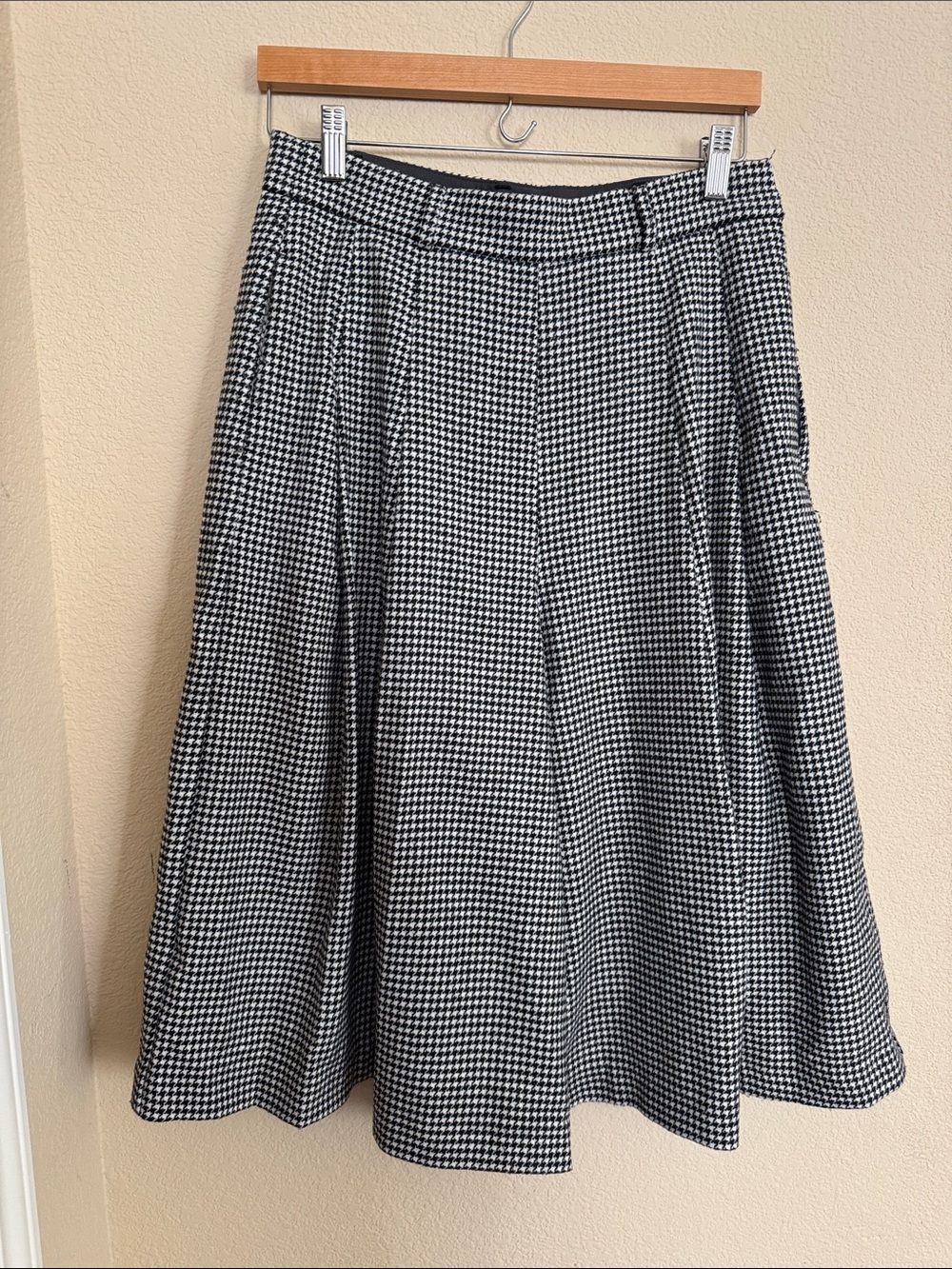 Uniqlo Black & White Houndstooth A-Line Midi Skirt